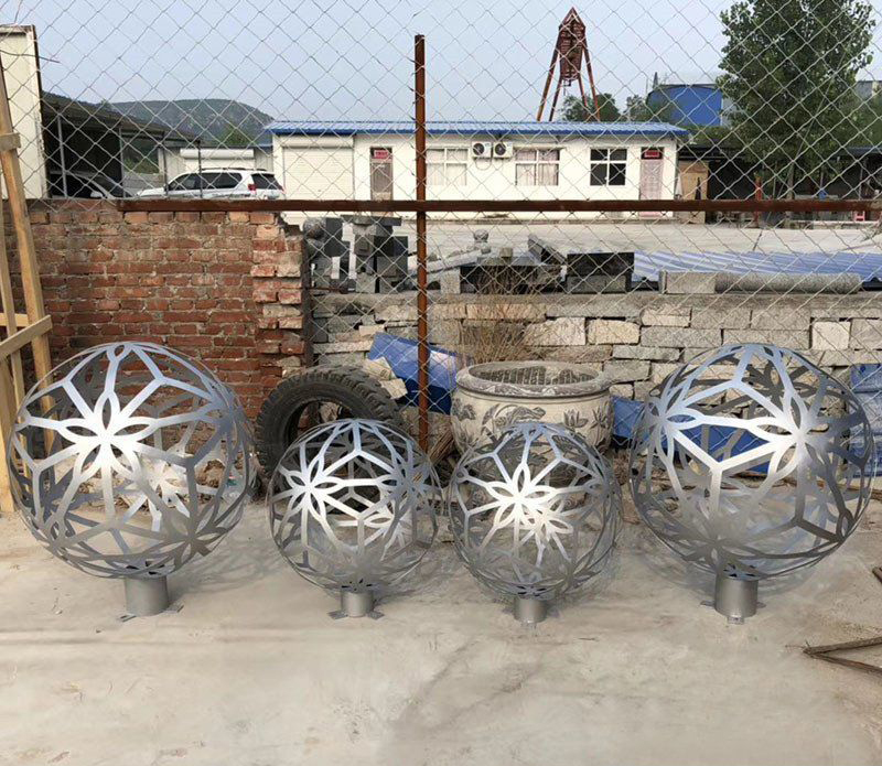 公园不锈钢镂空球雕塑图片