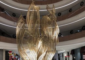 不锈钢抽象镂空攀岩雕塑
