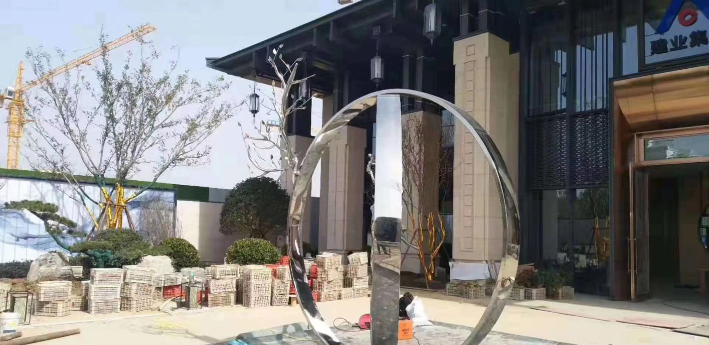 不锈钢镜面圆环雕塑图片
