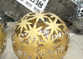 不锈钢镂空树叶圆球雕塑