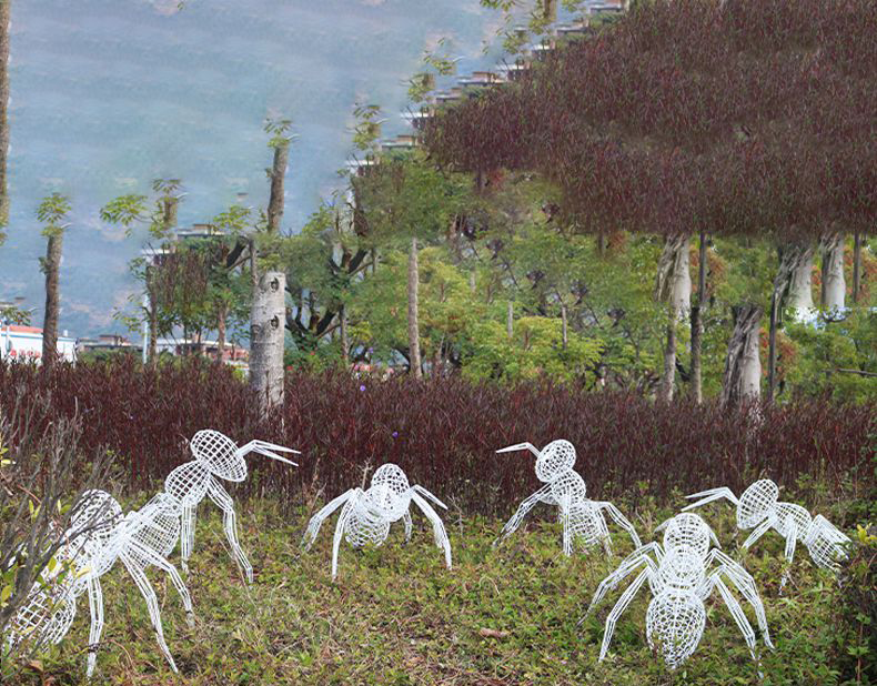 不锈钢蚂蚁镂空雕塑图片