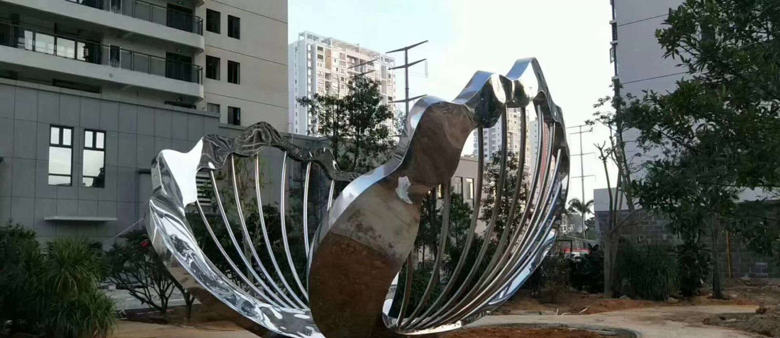 不锈钢扇贝雕塑图片