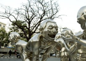 公园不锈钢大笑的人物雕塑