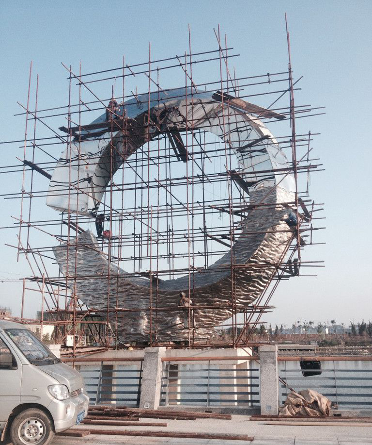 广场不锈钢大型圆环景观雕塑图片