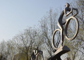 不锈钢俱进公园抽象骑车人物雕塑