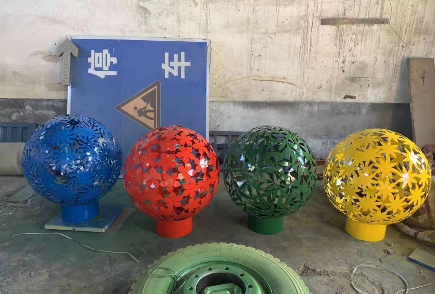 不锈钢树叶镂空球雕塑广场雕塑图片