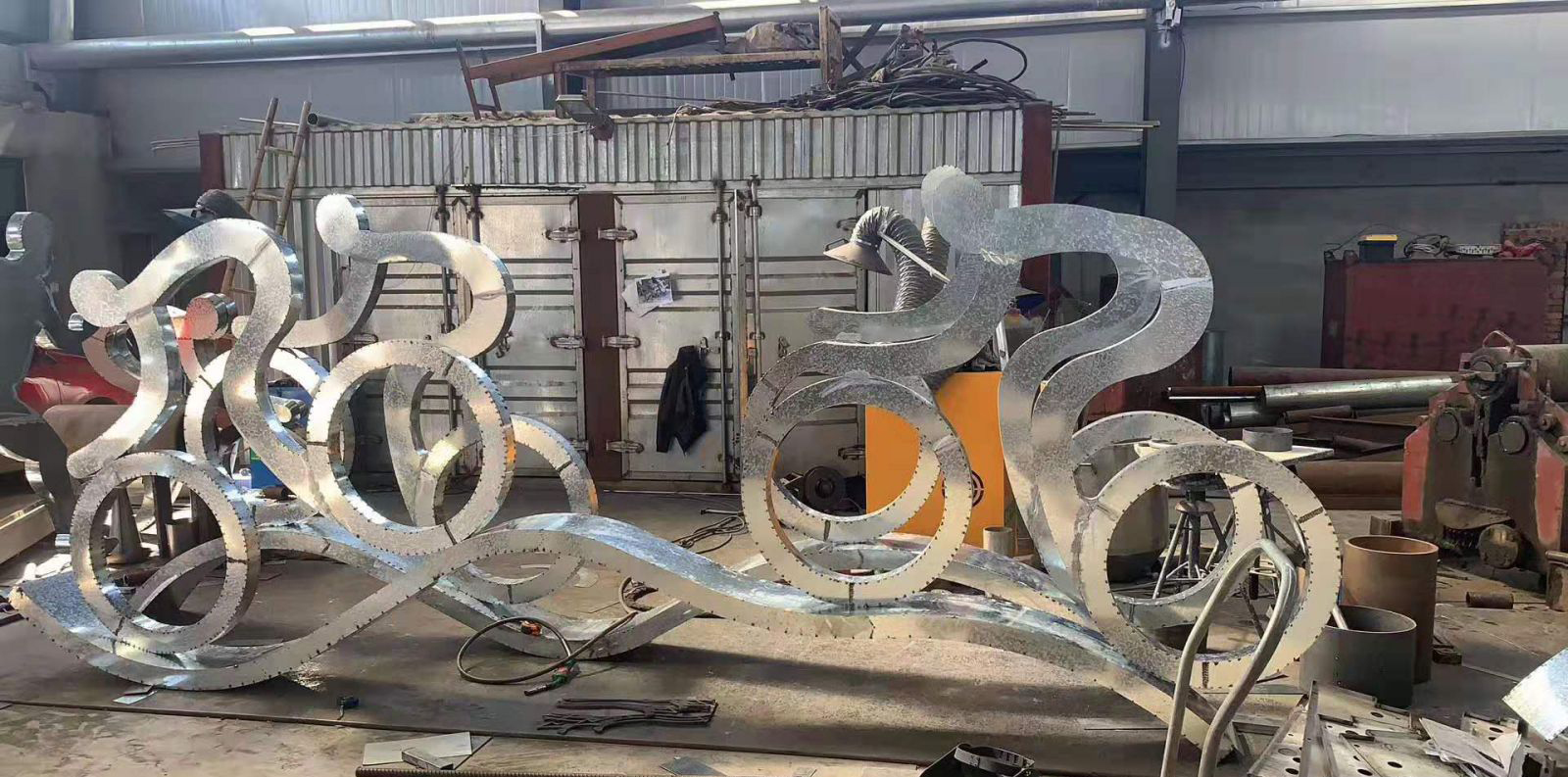 不锈钢抽象人物骑车雕塑广场景观雕塑户外摆件公园景观雕塑 图片