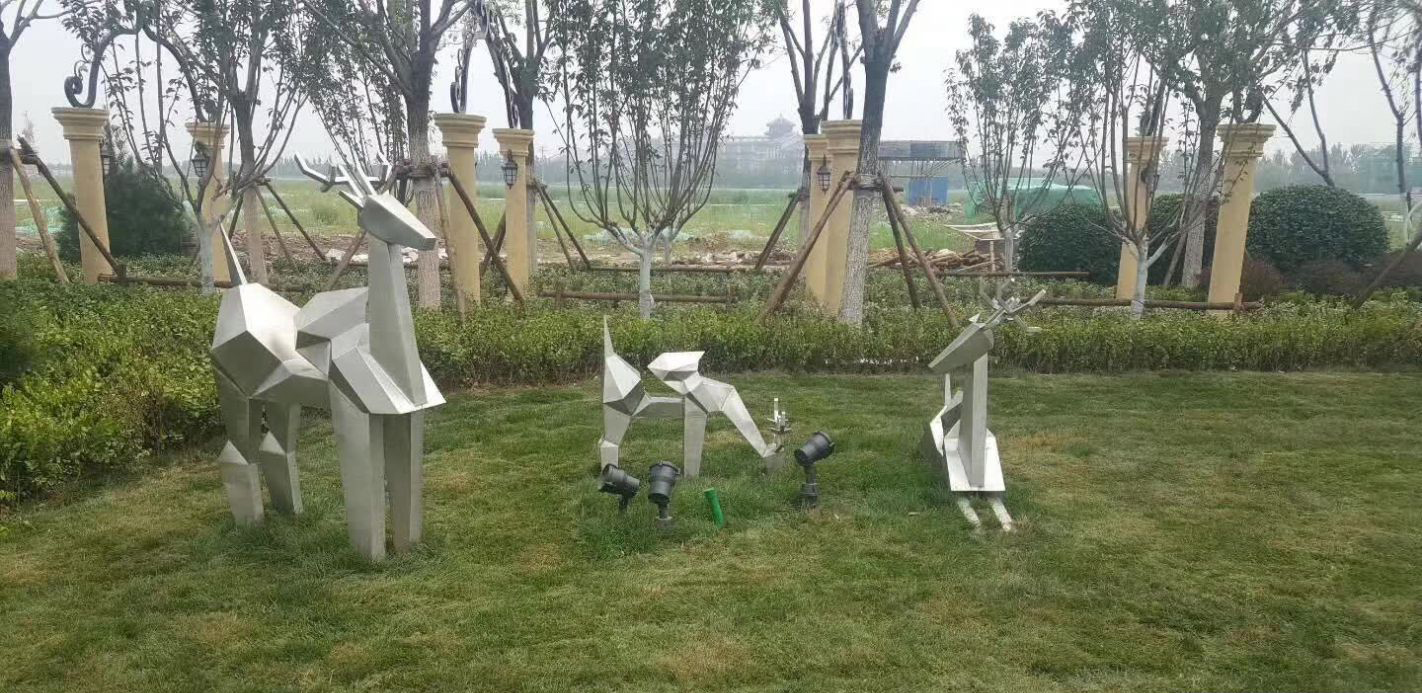 不锈钢几何抽象鹿雕塑 图片