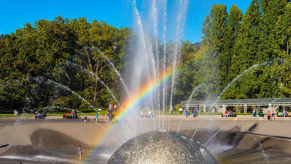 公园不锈钢半形喷泉景观雕塑图片