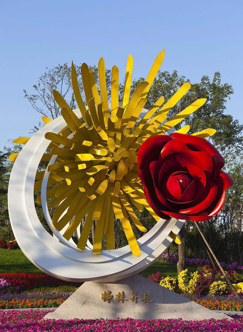 公园不锈钢玫瑰花和菊花景观雕塑图片