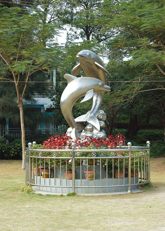 公园不锈钢踏浪海豚雕塑图片