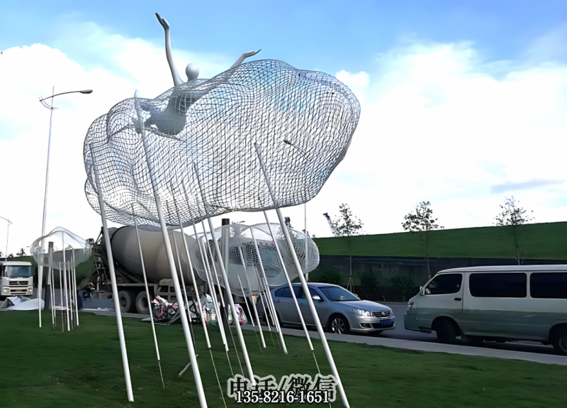 不锈钢网编织云朵雕塑